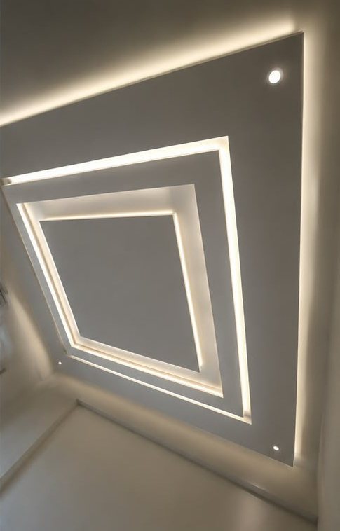 Üç kademeli geometrik tavan nişi içinde homojen dağılımlı sıcak LED ışık hatları ve gömme spot detayı